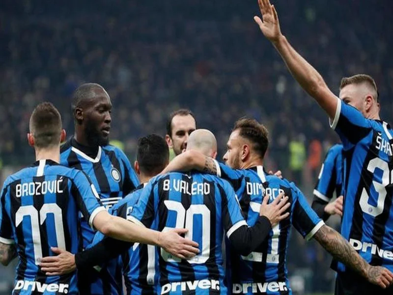 记者：琼斯正考虑结束16年红军生涯，维拉热刺国米有意